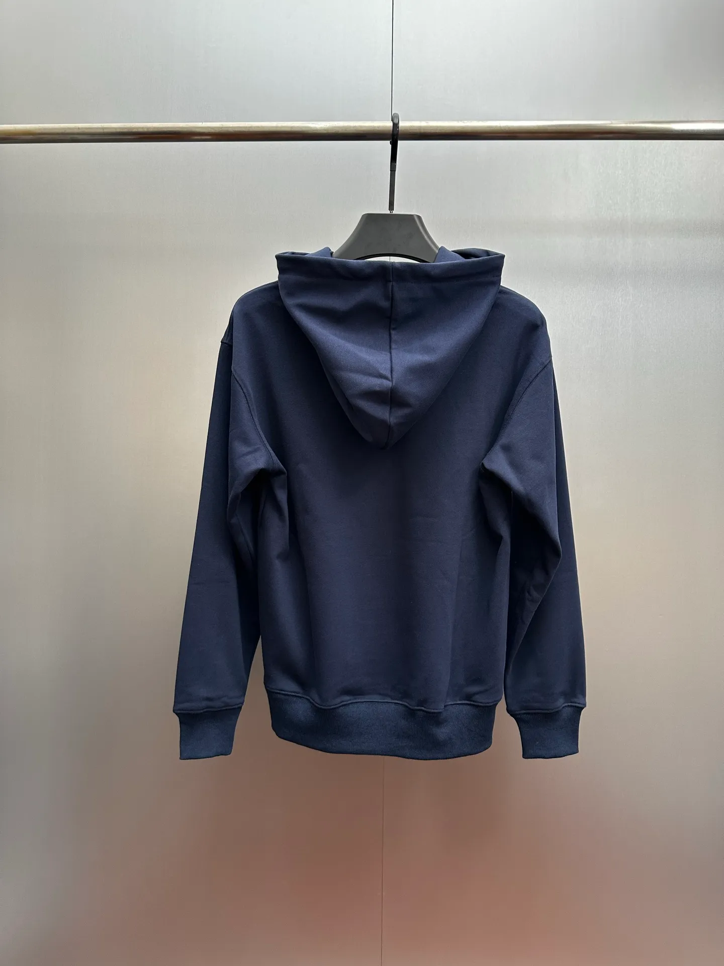 P280 RalphLauren/Ralph Lauren 2025 new autumn and winter large embroidered hooded sweatshirt Ralph Lauren's age-reducing item, the coat fabric is made of 60% cotton ➕40% polyester, which not only retains the softness, comfort and breathability of cotton, but also adds the wear resistance and wrinkle resistance of polyester fiber, making the clothes more durable and easy to care for. Even in slightly cooler weather, you won't feel stuffy when wearing it. This kind of fabric has a natural crisp feel and is not easy to pill or deform. Hooded design effectively improves thermal insulation performance. The embroidery on the chest and the fabric are of the same color. The colors are full, three-dimensional and lifelike, adding a bit of liveliness and interest to the whole sweatshirt. There is no pressure to dress, regardless of age or gender. Complete accessories!  Color: navy blue, black, gray size: S-xL